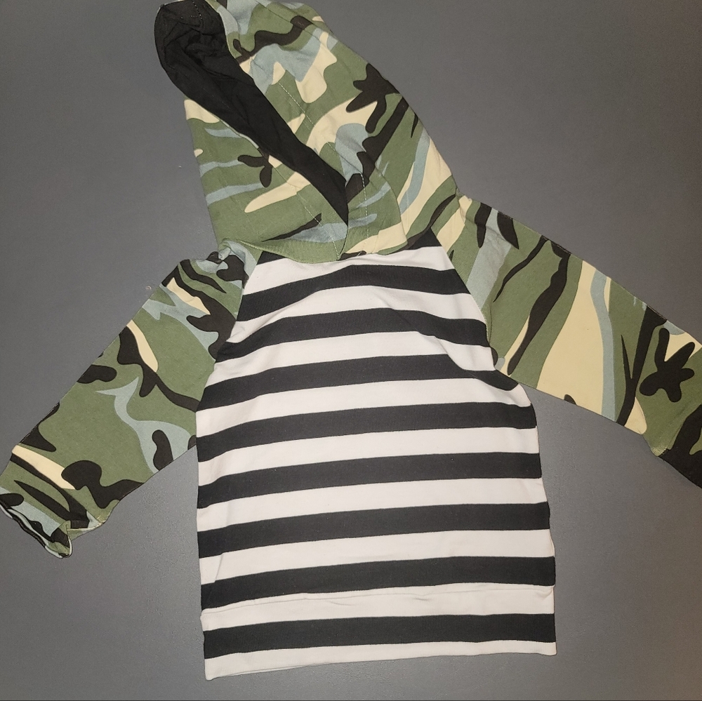 NWOT | 18โ24M | Black White Stripe Camo Hooded Shirt
